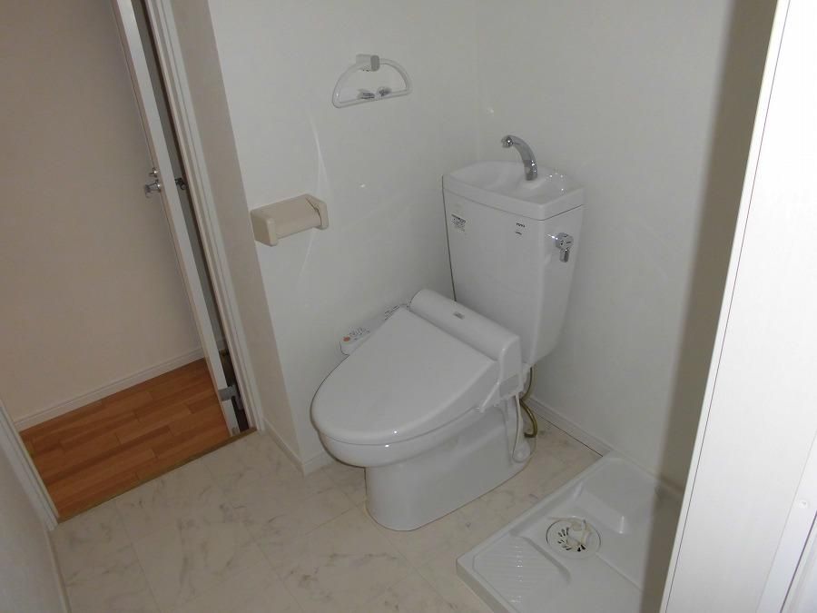 【トイレ】　　温水洗浄機付き便トイレと室内洗濯機置き場。